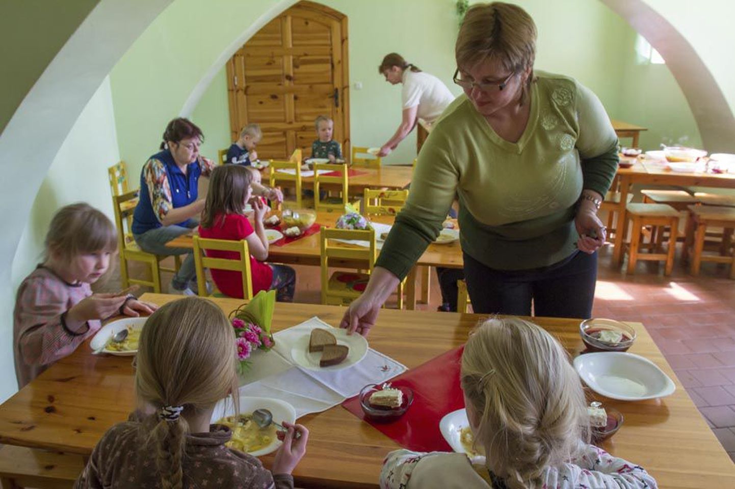 Suislepa kooli direktor Tiiu Rõõm ärgitas lapsi supi kõrvale leiba sööma.