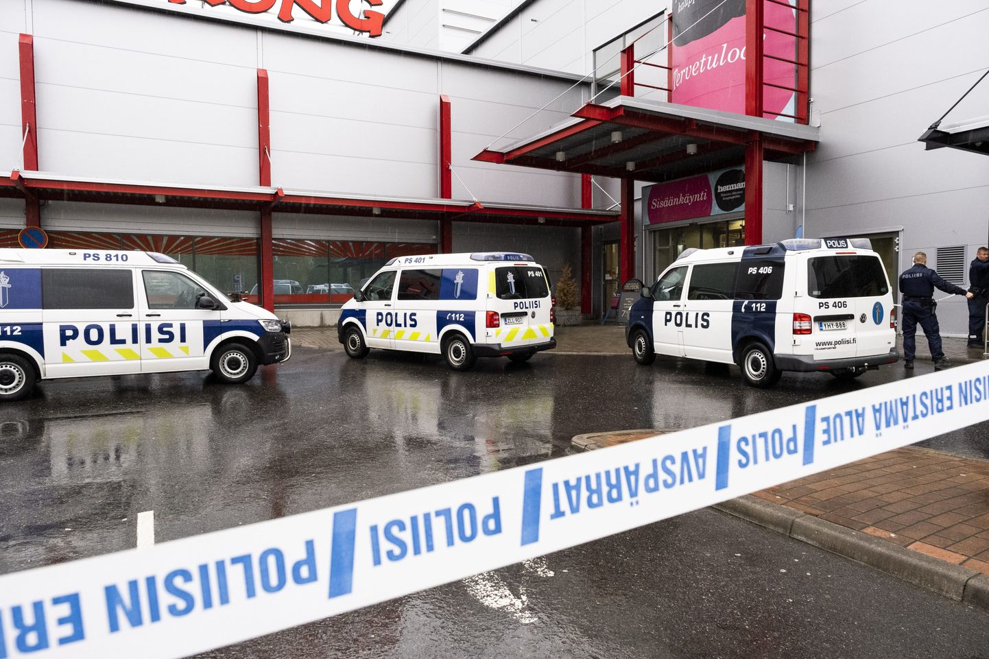 Politseinikud teisipäeval Hermanni kaubanduskeskuse juures, mille ruumides asuvas Savo kutsekoolis mõõgarünnak toimus.