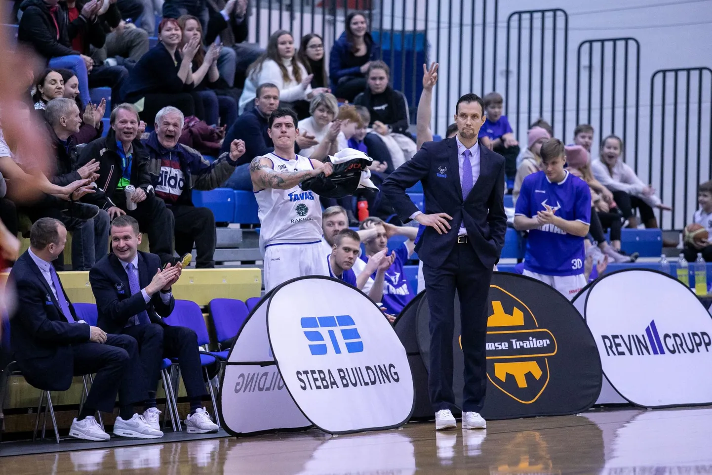 Korvpallurite mängud on selleks hooajaks mängitud ning meeskonnad saadavad mängijad ja muu personali koju.