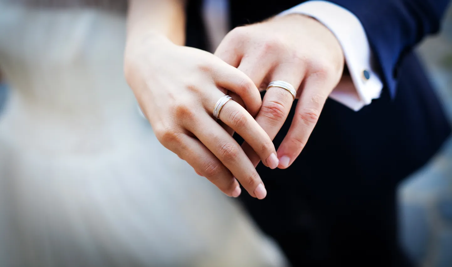 Abiellunud abielusõrmustega. Pilt on illustreeriv