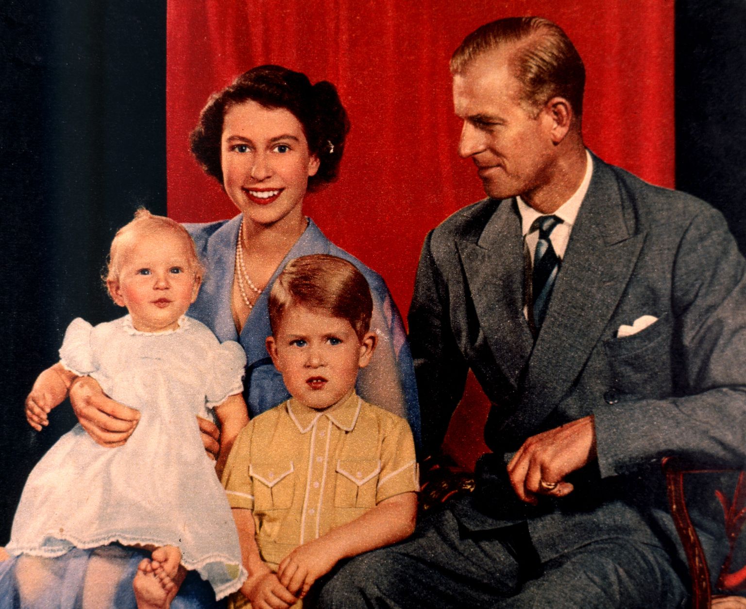 Kuninglik pere aastal 1951: kuninganna, prints Philip, prints Charles ja printsess Anne.