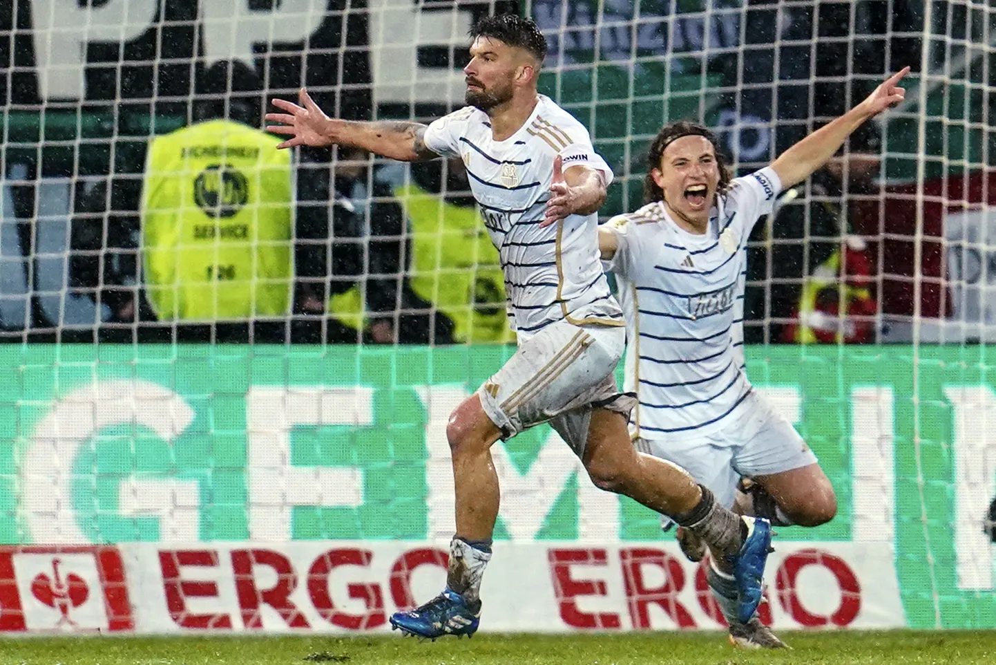 "Saarbrucken" futbolists Kajs Brinkers (pa kreisi)