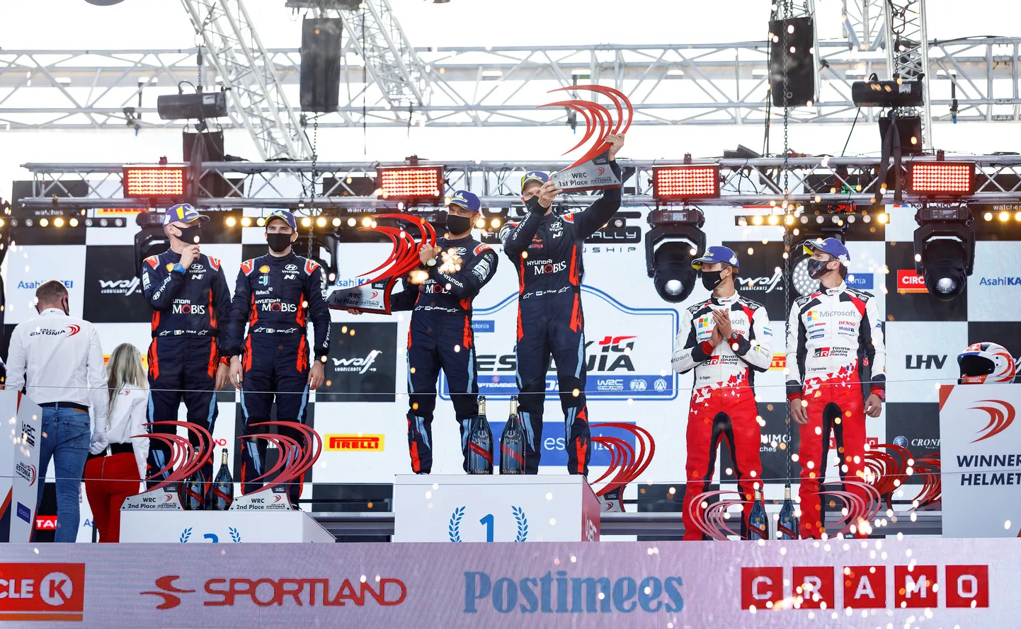 Rally Estonia finišipoodium. Keskel Ott Tänak ja Martin Järveoja.