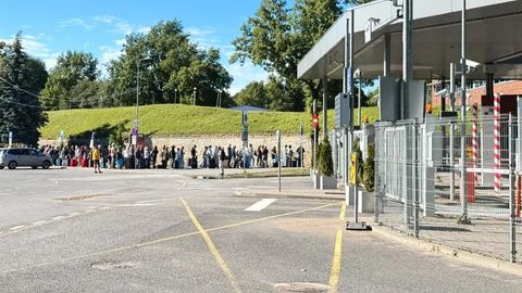 Narva piiripunkt suleti ja sillale jäi 60 inimest – PPA selgitab, mis neist sai