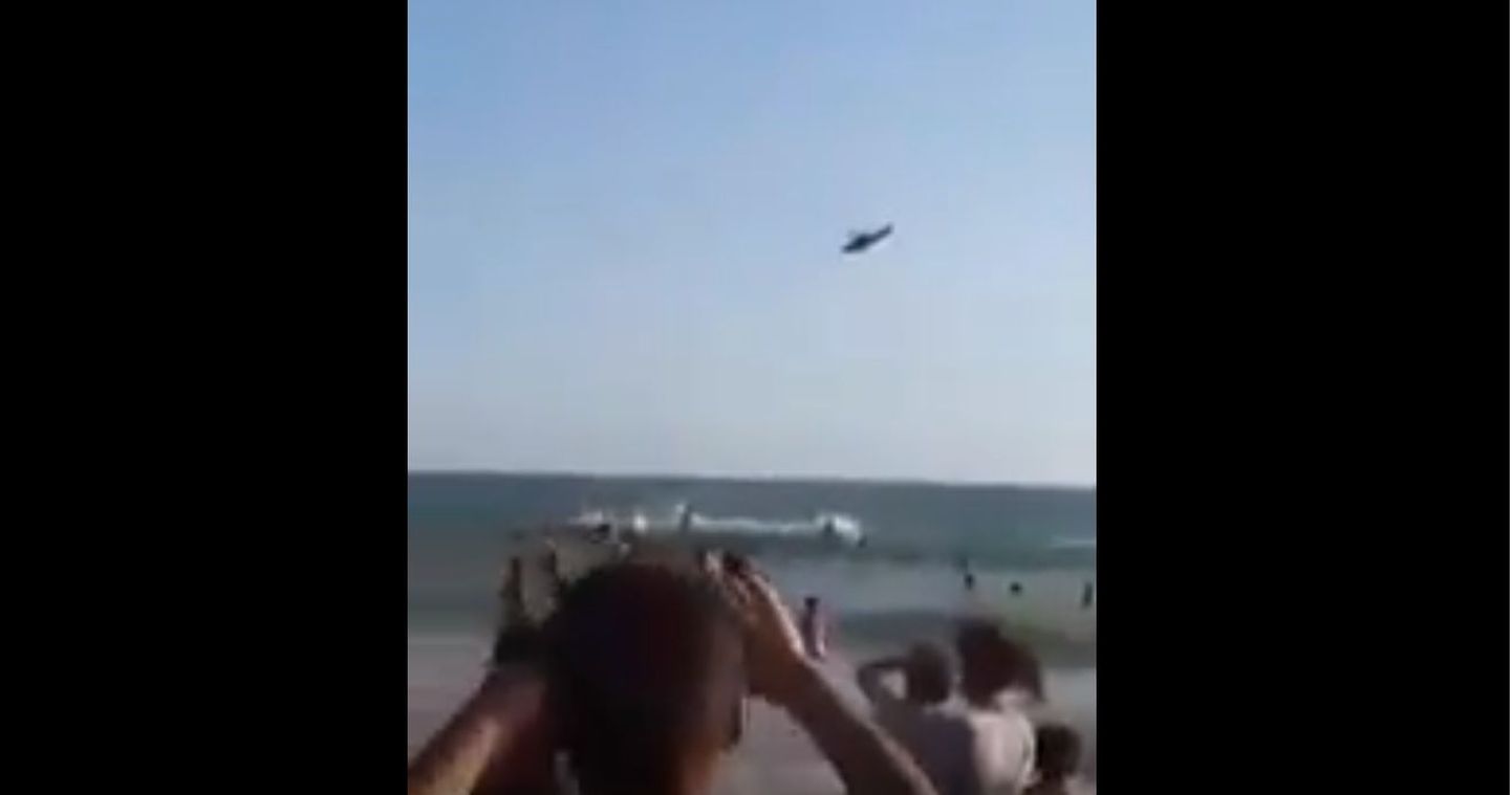 Вертолет над пляжем.