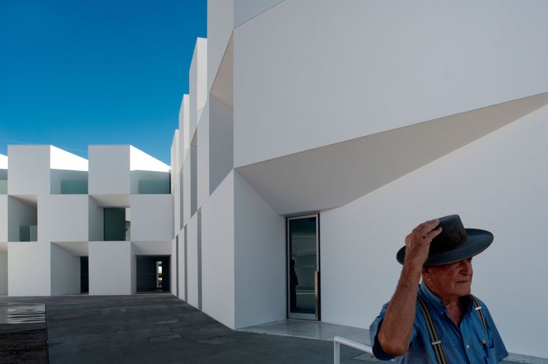 Alcácer do Sal Portugalis kujutab endast nö. mikrokommuuni, kus ühelt poolt pakutakse vanuritele küll omaette elamist, kuid teisalt pakub hoone ka hooldekodu-funktsioone ning arvestab elanike vajaduste sotsiaalse suhtluse järele.