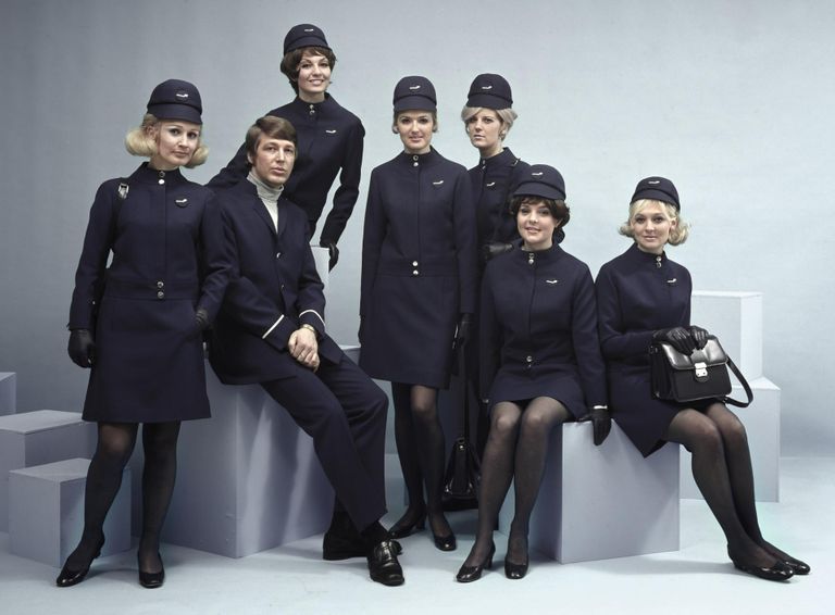 Finnairi meeste ja naiste vormid 1969. aastal .Naiste hõbedast särki kattis sinine jakk. 