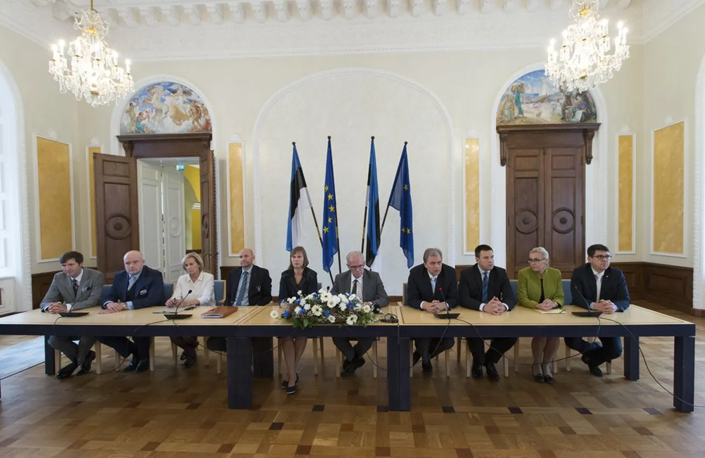 Riigikogu vanematekogu, kuhu kuuluvad parlamendi juhatuse liikmed ja fraktsioonide esimehed, ning presidendikandidaat Kersti Kaljulaid (vasakult viies) andsid üleeile pärastlõunal Toompea lossis ühise pressikonverentsi.