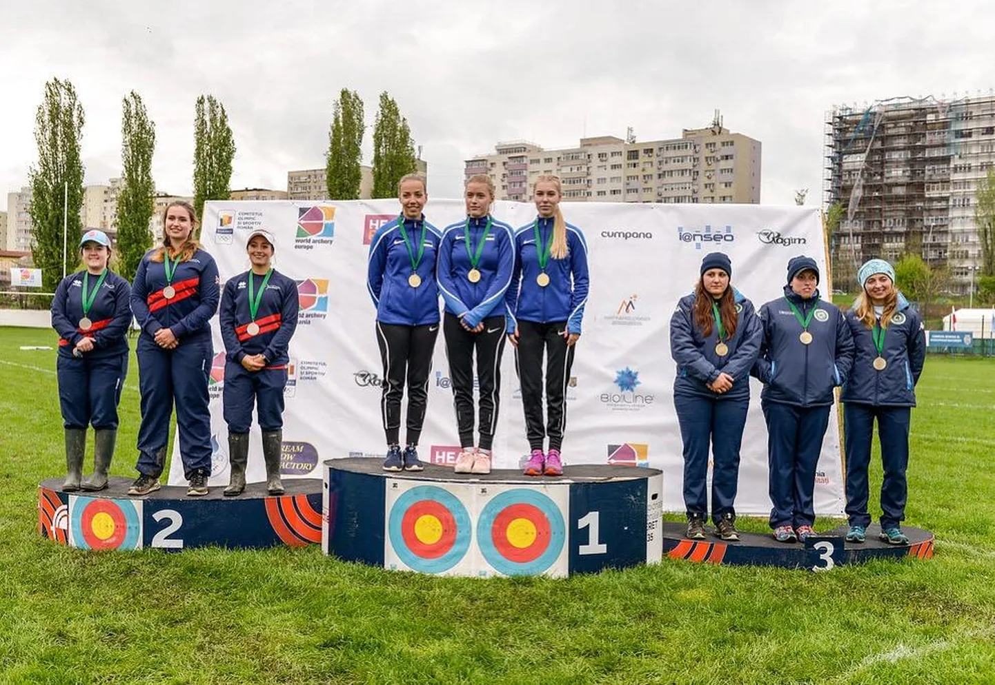 Võidukas Eesti koondis. Emily Hõim (vasakult), Meeri-Marita Paas, Lisell Jäätma.