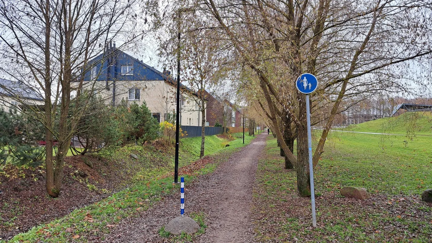 Kui Kauna tänava mõlemas otsas on ratturitele selged ja sõitmist lubavad märgid, siis uulitsa keskmises osas viitaksid märgid justkui sellele, et tee on vaid jalakäijatele.