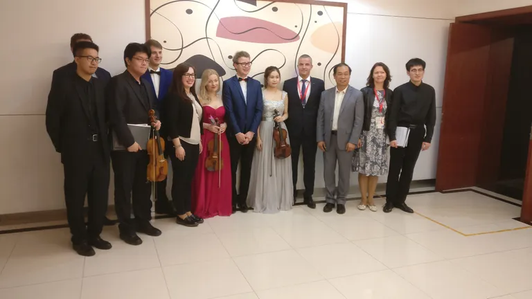 Klassikatähted ja Hiina Zantoum KvartettShanghai City Theatre’is. Pildil ka kultuurinisteeriumi kantsler Paavo Nõgene ja tema kõrval teatri kunstiline juht.