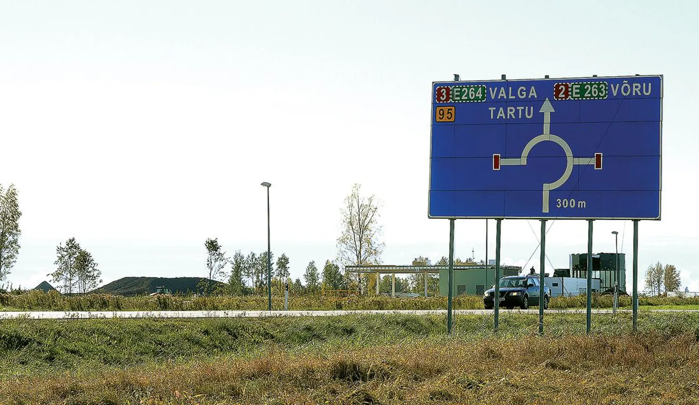 Sellelt ringristmikult Narva maanteel pääseb Eesti Rahva Muuseumi B-ukseni, mille ees on avar parkla ja mille juures nii kassa kui garderoob, kuid viitasid ei ole ja suur tahvel näitab, et tee viib hoopis tupikusse.