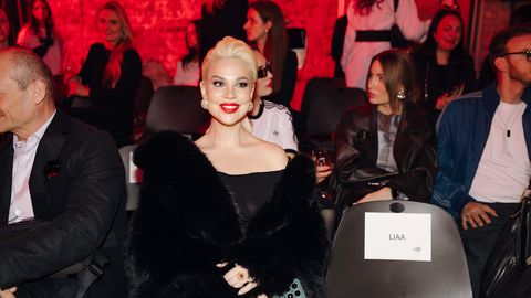 Samanta Tīna atrāda grūtnieces vēderiņu