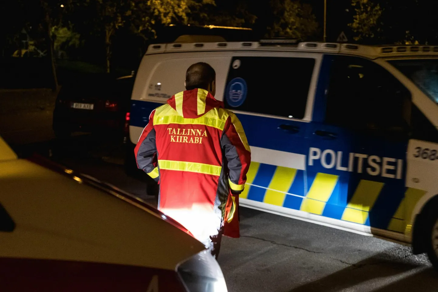 Kiirabitöötajad tegutsevad sageli käsikäes korrakaitsjate ja päästeametnikega.
