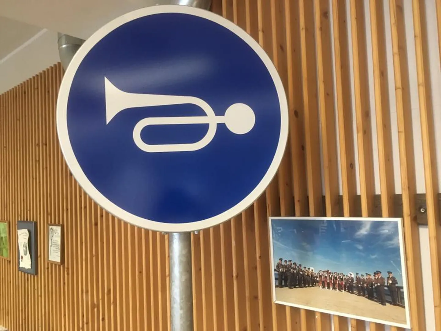 Selline liiklusmärk ehib Politsei- ja Piirivalveameti orkestri prooviruumi.