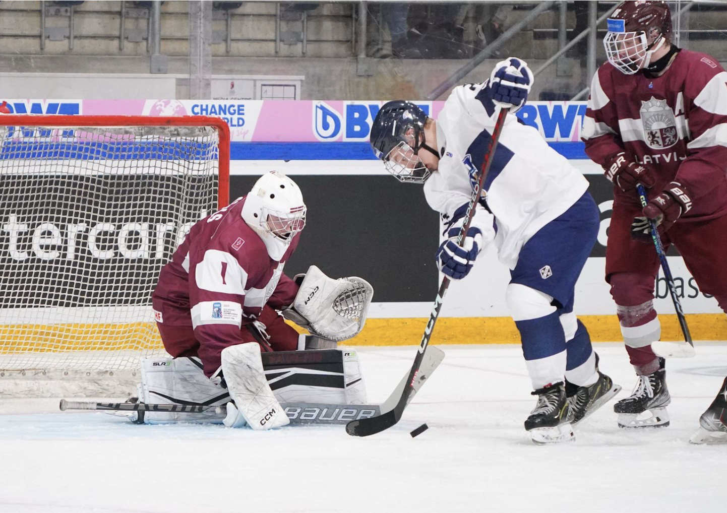 Latvijas U-18 hokejisti pret Somijas hokejistiem.