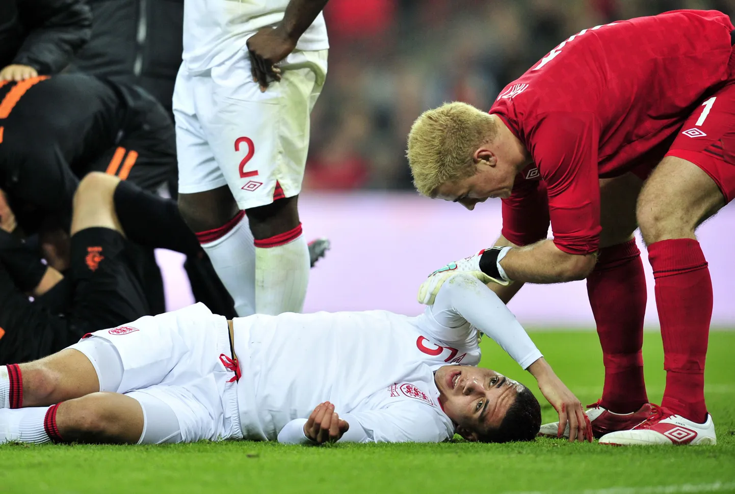 Chris Smalling (pikali) pärast sõprusmängus Hollandiga toimunud kokkupõrget Klaas-Jan Huntelaariga.