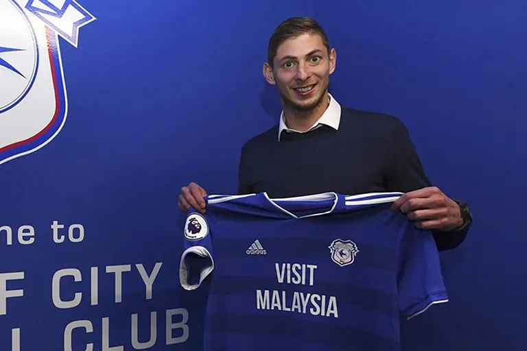 Emiliano Sala poseerib Cardiffi särgiga päev enne kadumist.