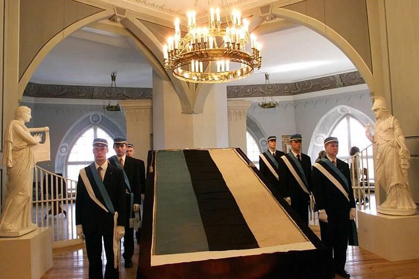 Eesti Üliõpilaste Seltsi ajaloolise lipu eksponeerimine Seltsi 130. aastapäeval Tartu Ülikooli ajaloo muuseumis aprillis 2000.