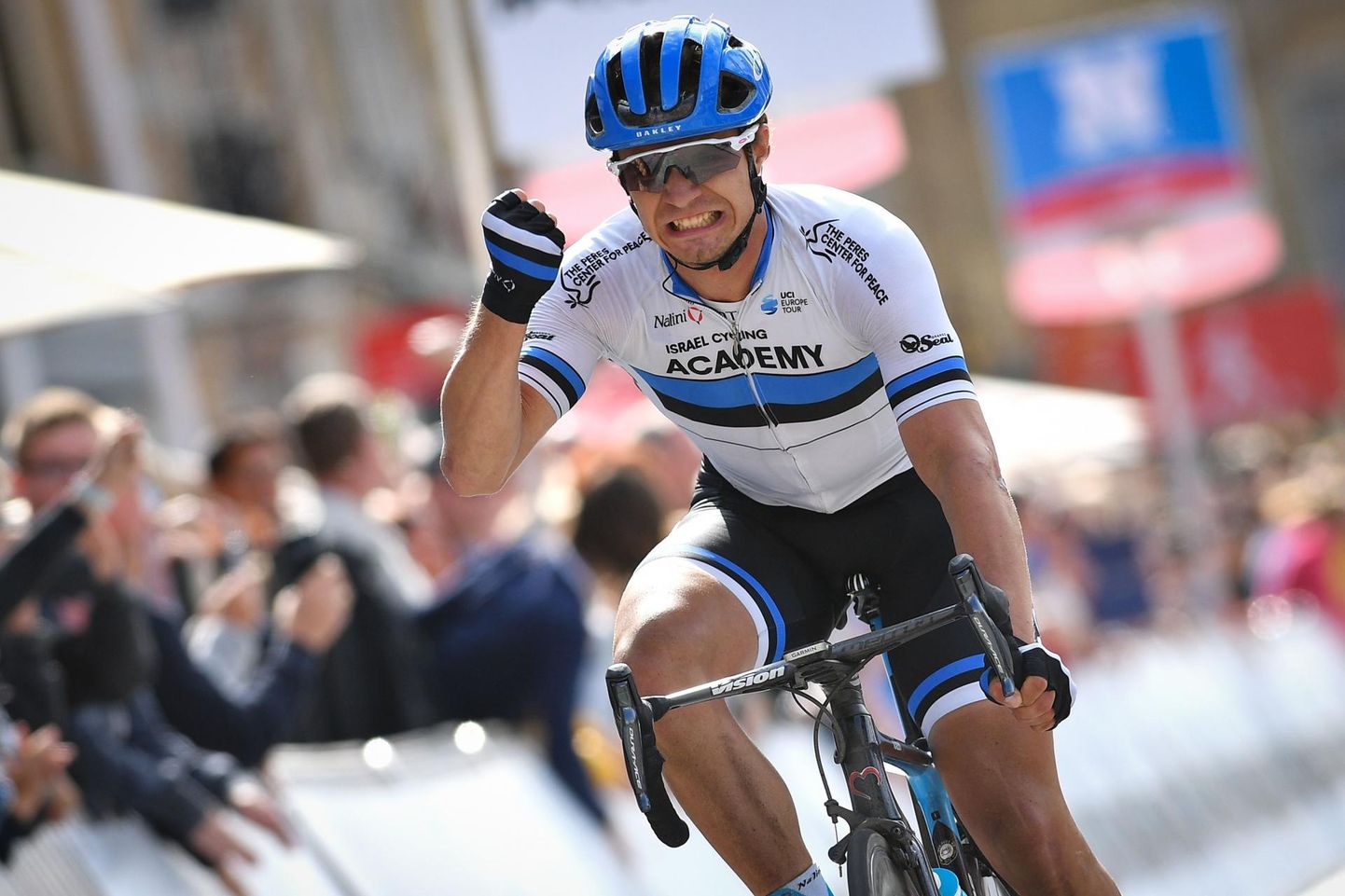 Mihkel Räim triumfeerimas oma esimesel UCI ühepäevasõidul Belgias, seljas juulikuus võidetud Eesti meistrisärk. 