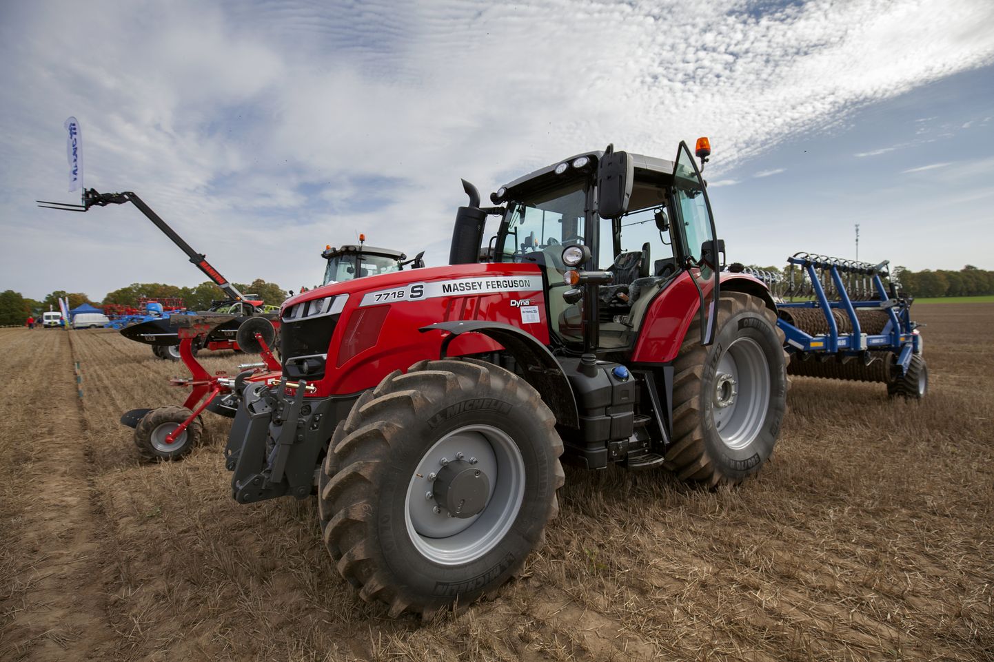 Massey Ferguson 7718S sobib enamiku agrofirmade masinaparki kui universaalne abimees kõikvõimalikel põllutöödel.