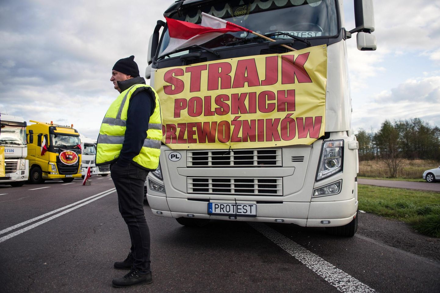 Dorohuski piiripunkti lähistel Ukrainasse viivat teed blokeeriva veoki ninale seatud plakat kuulutab: «Poola veokijuhtide streik». Autojuhid sulgesid liikluse kolmes piiripunktis esmaspäeval ning nõuavad, et Poola valitsus astuks nende ärivõimaluste kaitseks välja. 