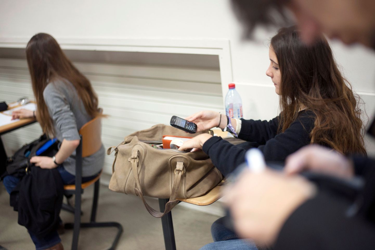 Prantsuse õpilane mobiiltelefoni enne eksamit välja lülitamas. Sellest õppeaastast on Prantsusmaa koolides mobiiltelefonide keeld