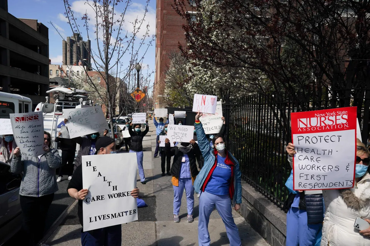 New Yorgi Montefiore’i haigla arstid ja meditsiiniõed nõudsid meeleavaldusel isikukaitsevahendeid. Mitu haiglat käsib ühekordseid kaitsevahendeid mitu korda kasutada ja tööle tulla ka koroonaviirusega nakatunud töötajatel.