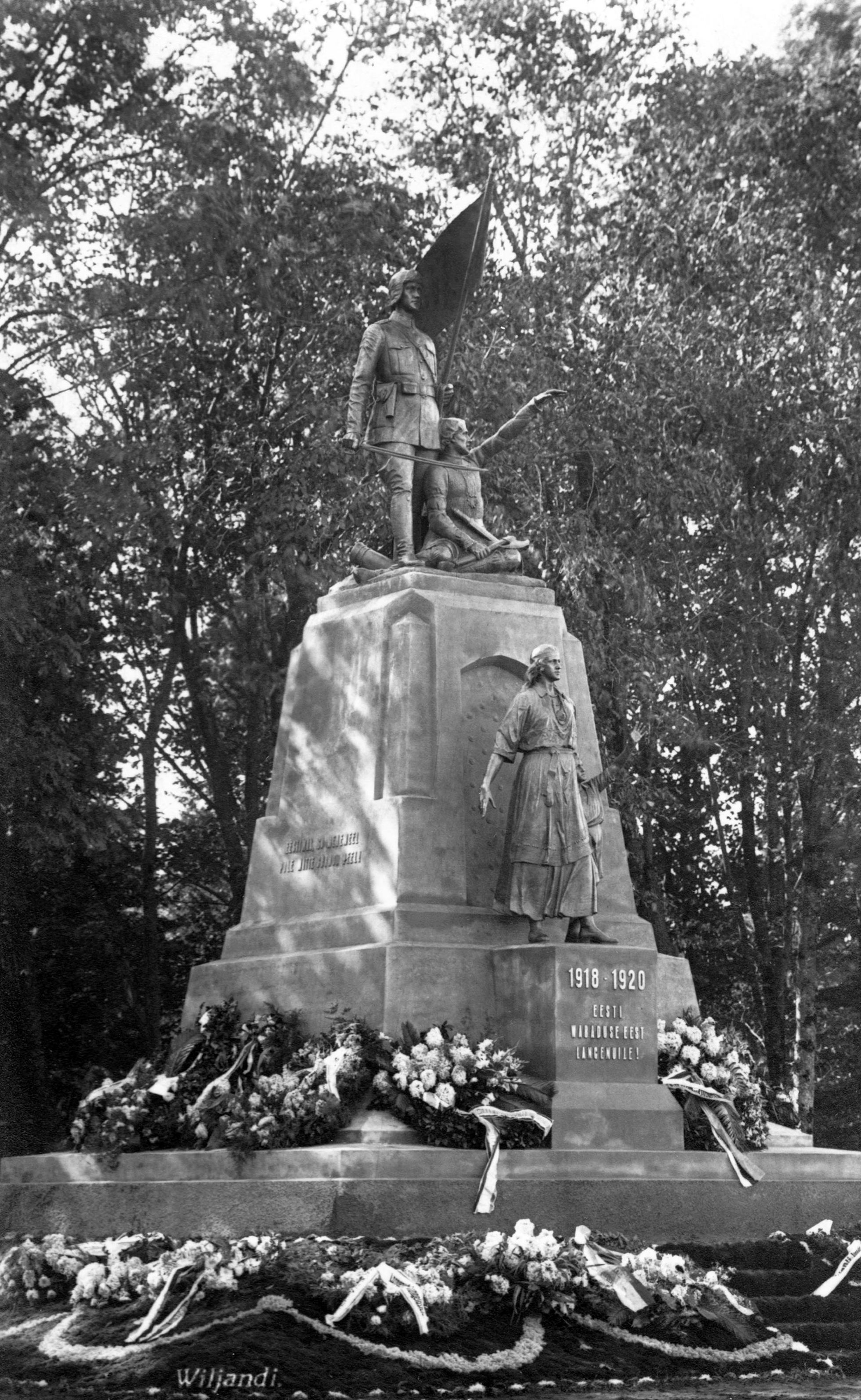 Vaade vabadussõjas hukkunud sakalaste mälestussambale Tasuja puiestee poolt pärast avamist 19. septembril 1926.