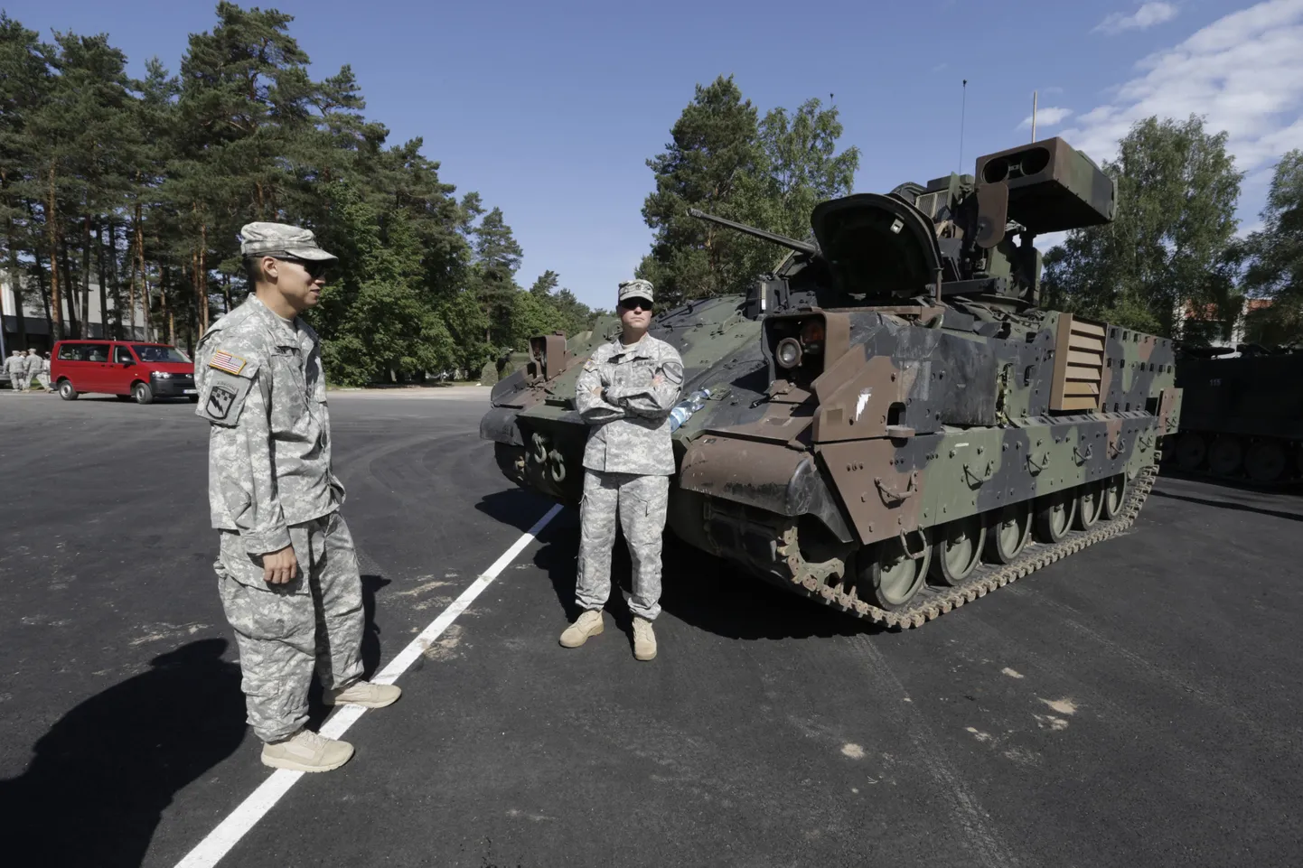 USA sõdurid soomuki juures Adažis pärast NATO õppuse Saber Strike avamist.