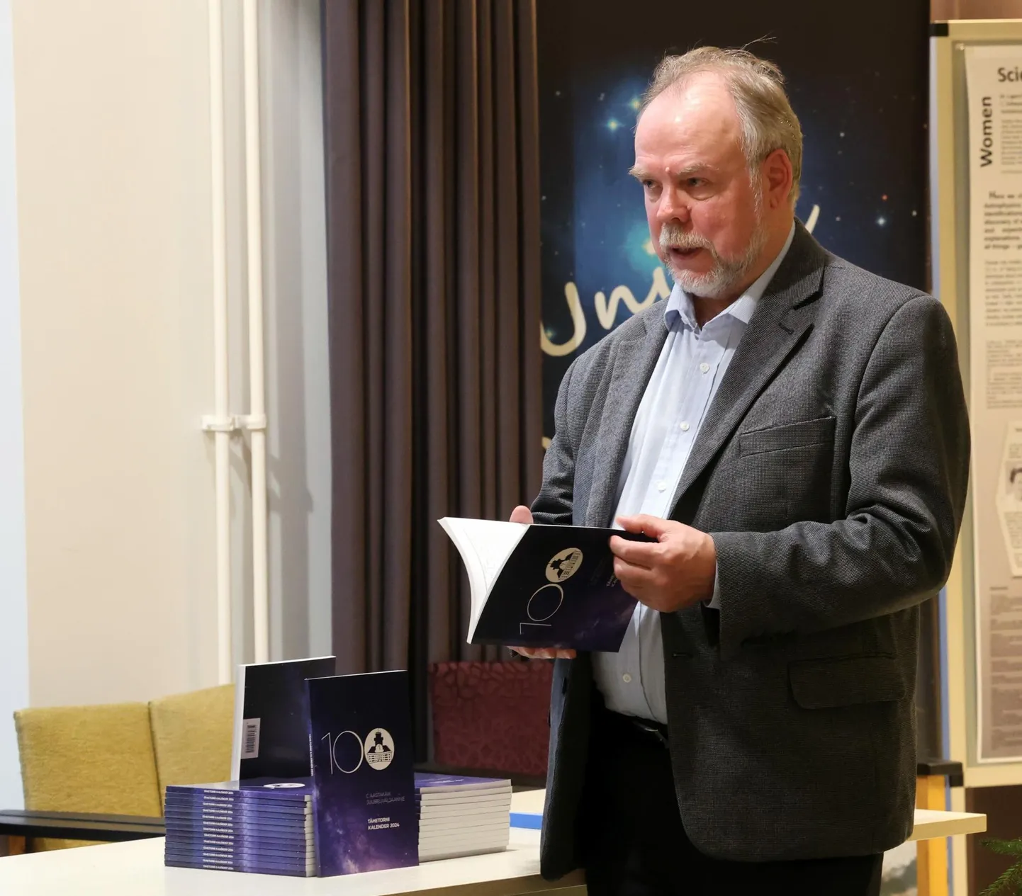 Laurits Leedjärv lehitseb tähetorni kalendrit.
