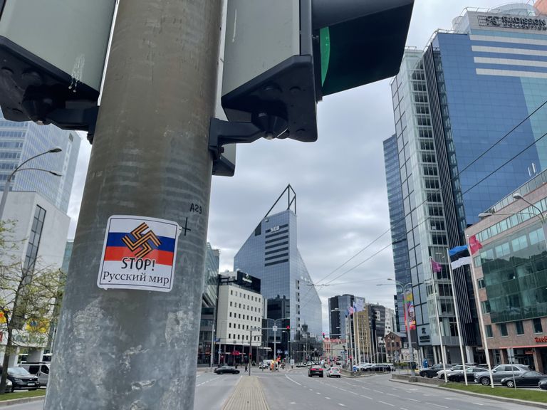 Kahemõttelise sõnumi, Vene lipu ja Georgi lindi värvides haakristiga kleebis valgusfoori postil Tallinnas Liivalaia tänaval.