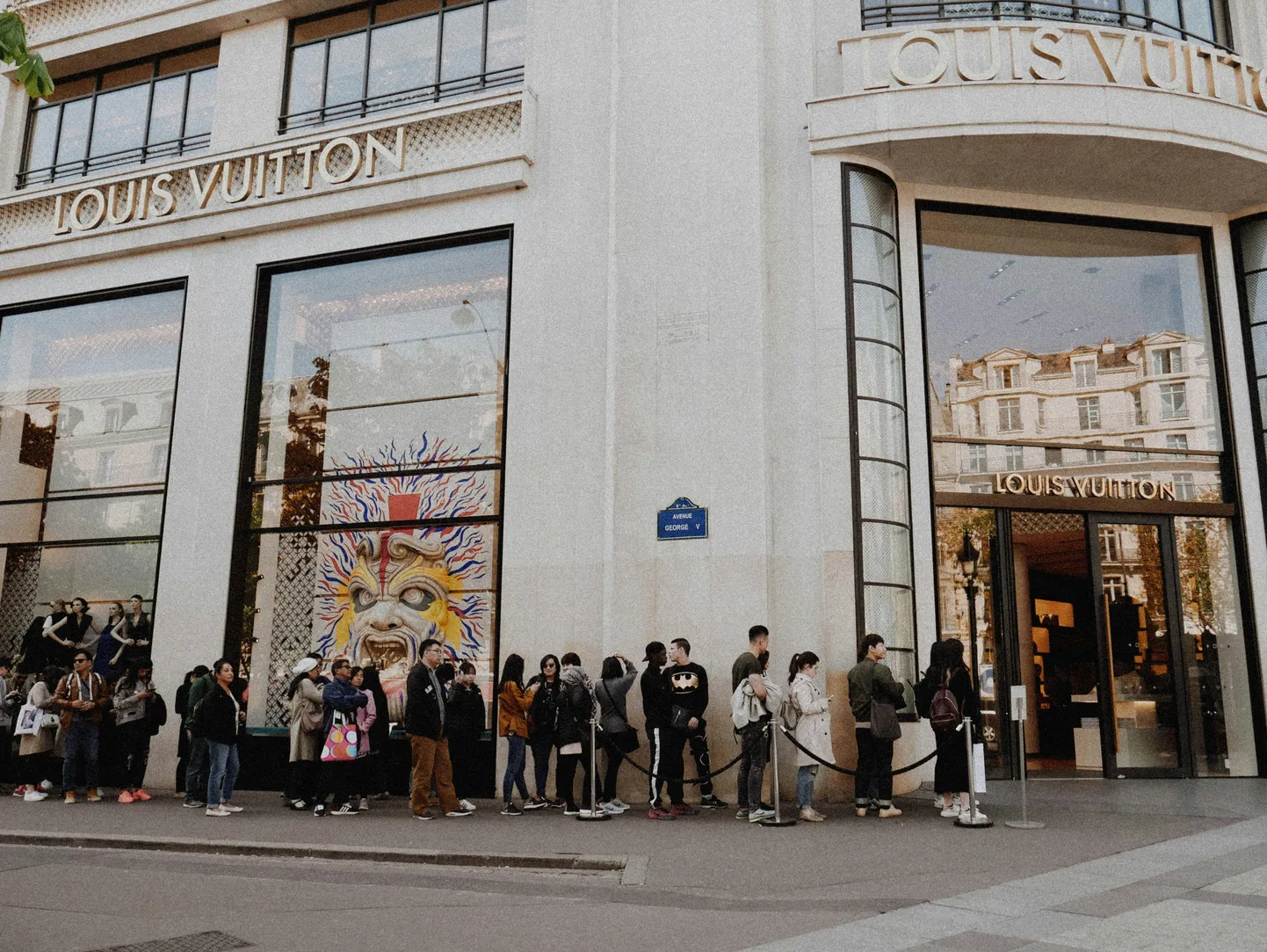 Очередь в бутик Louis Vuitton. Фото иллюстративное.