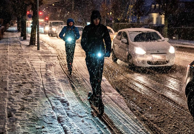Inimesed sõitmas 1. detsembril Taanis Ålborgis lumetormi ajal elektritõukeratastega