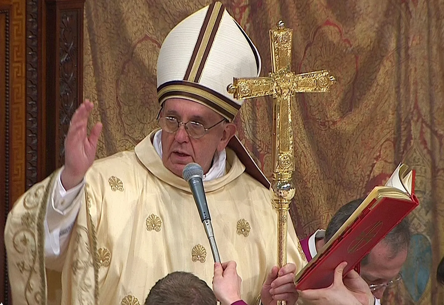 Paavst Franciscus hoiatas neljapäeval oma esimesel missal kardinale, et katoliku kirik peab tegema läbi uuenduskuuri, vastasel juhul võib see manduda vabaühenduseks.