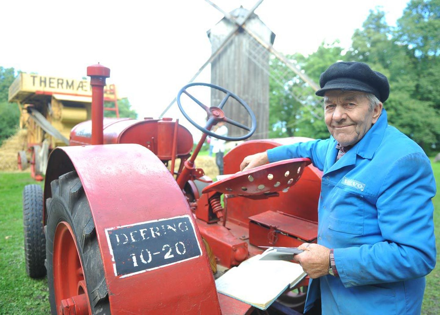 Pühapäeval Rocca al Mares Eesti vabaõhumuuseumis peetud leivapäeval sai näha ka Heino Prosti põllutöömasinate muuseumist pärit traktori Deering jõul töötavat rehepeksumasinat Thermanius.