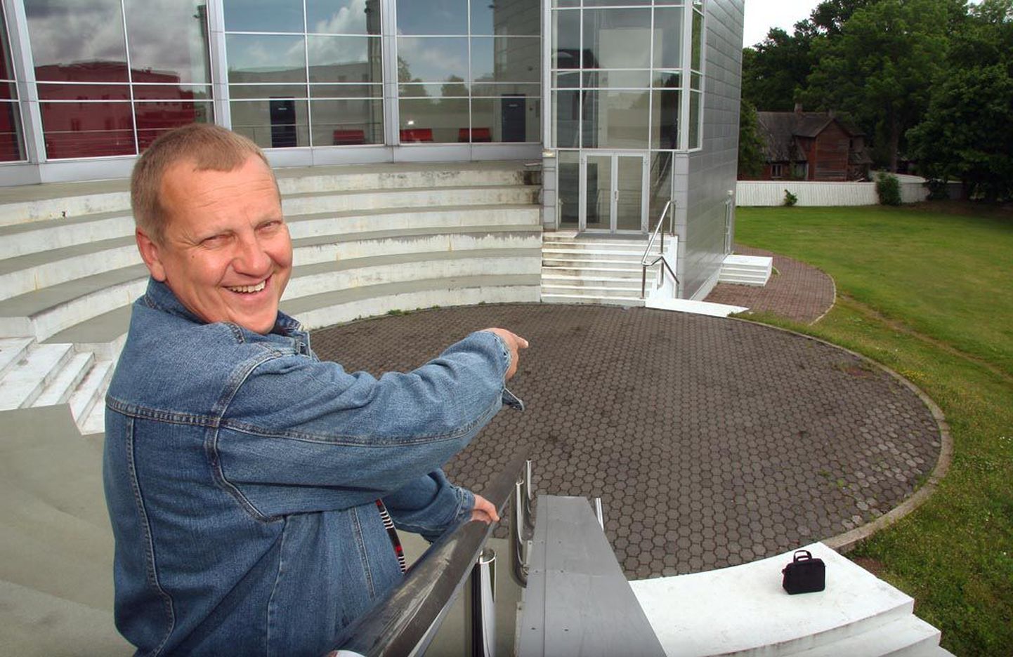Tartu ülikooli Pärnu kolledži õuel asuv amfiteater on Toomas Volli meelest ehituslikult väga tänulik koht ühendkoori ja -orkestri paigutamiseks. "Täitsa huvitav vaadata, kuidas see kontsert õnnestub," ütles Voll.