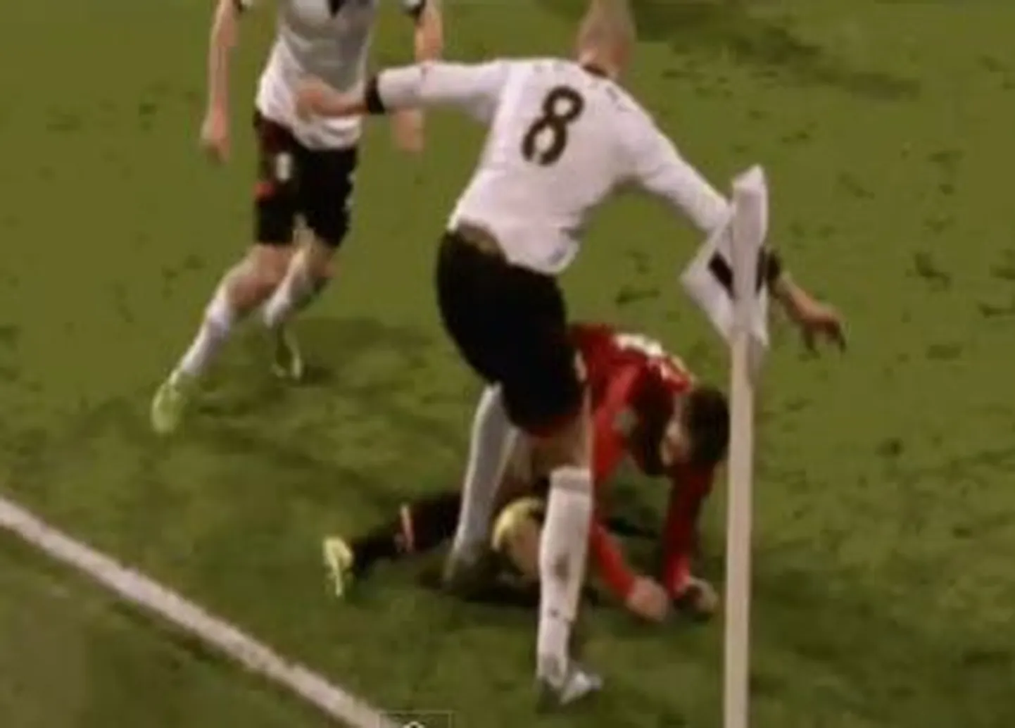 Sascha Riether Adnan Januzajle peale astumas.