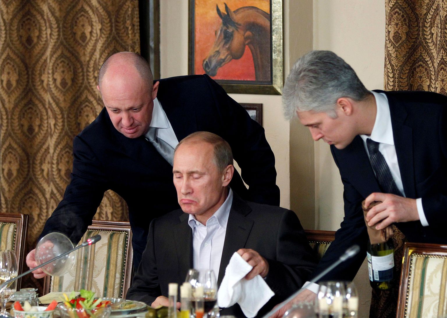 Wagneri looja ja endine kokk Jevgeni Prigožin (vasakul) koos Venemaa presidendi Vladimir Putiniga (keskel).