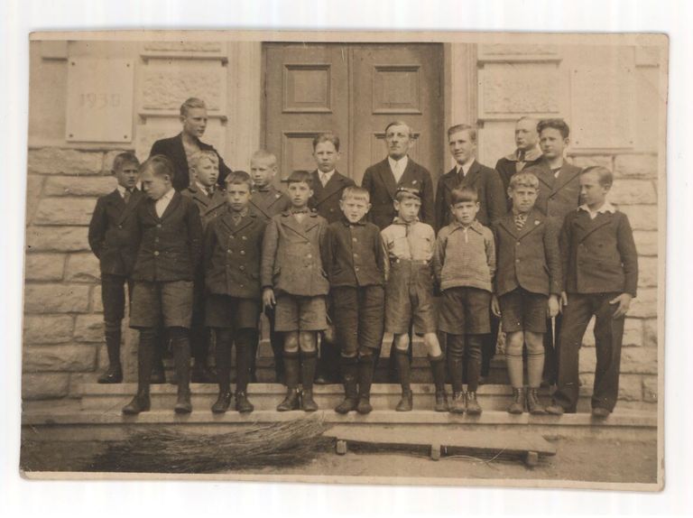 Õpilased Keila koolimaja ees koos Õpetaja K. Brehmiga. 1930. aastad.