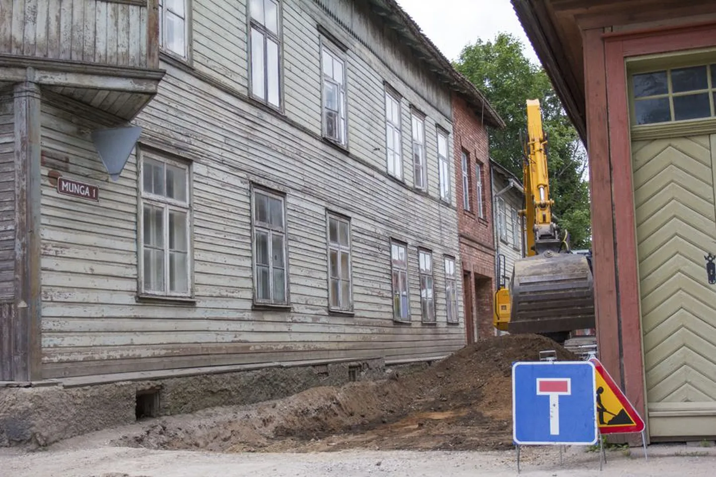 Eile pärastlõunal oli eemaldatud enamik Munga tänava kattest.