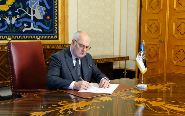 President Alar Karis kirjutab otsusele alla.