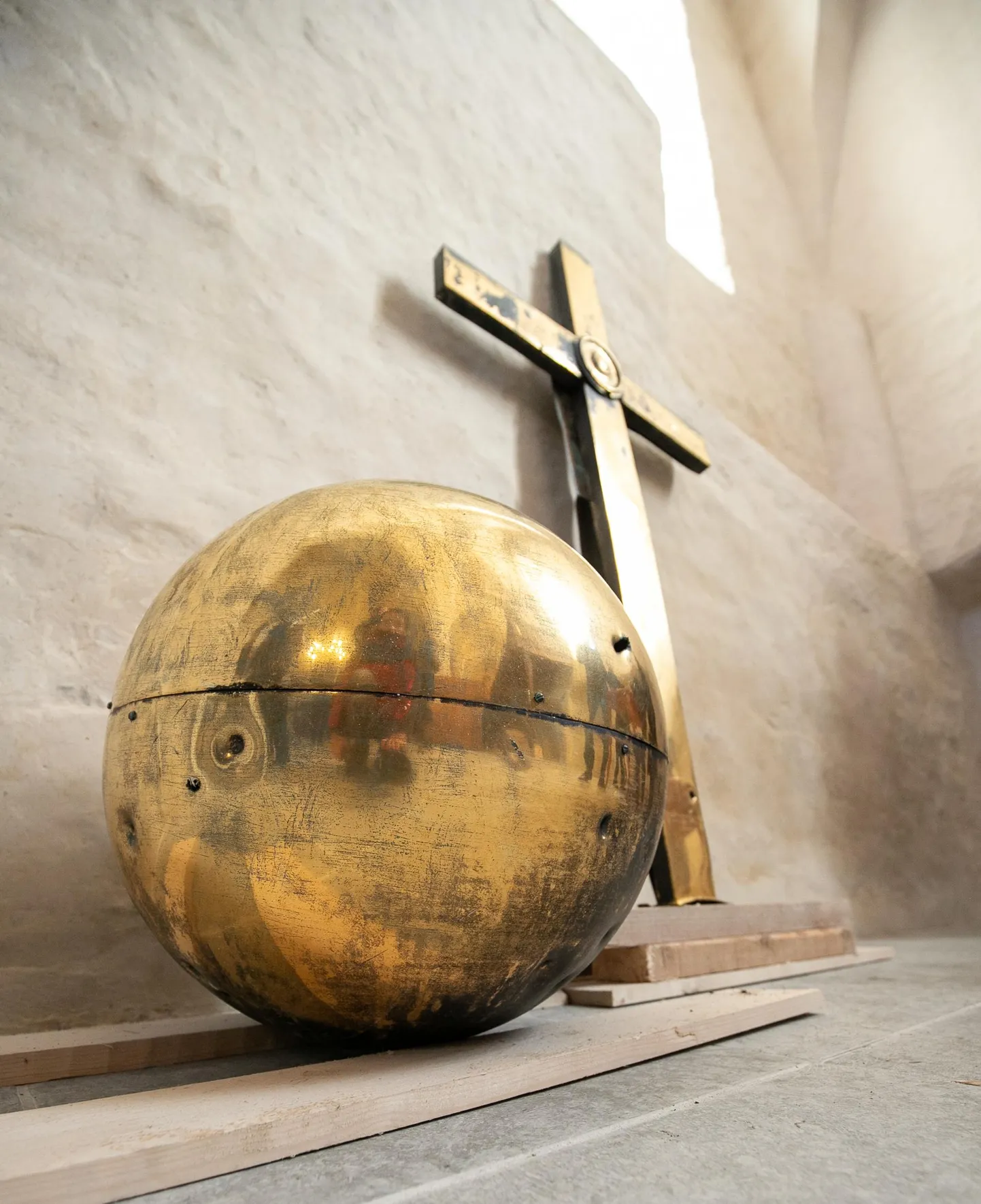 Selle kuldse risti kinkis Vihula mõisnik Alexander Berend von Schubert ajal, mil Haljalas oli pastoriks Ferdinand Striedter. Tema oli Haljala kiriku pastor üle 41 aasta. “See oli tema ainukene töökoht. 1838 ta siia tuli,” ütles Urmas Karileet.