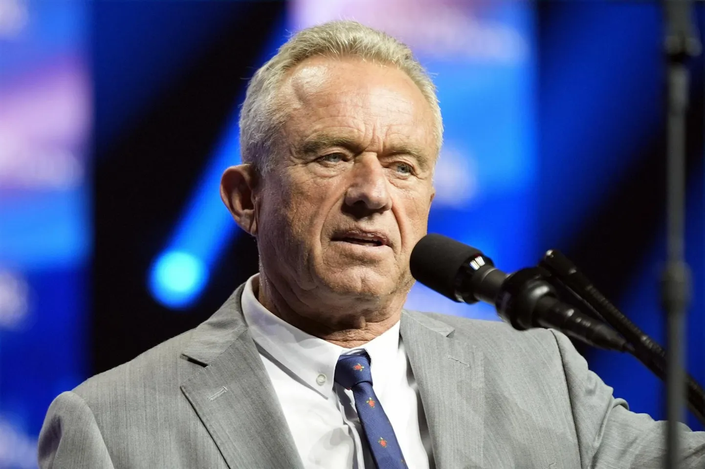 Robert F. Kennedy Jr. kõnelemas Donald Trumpi kampaaniaüritusel.