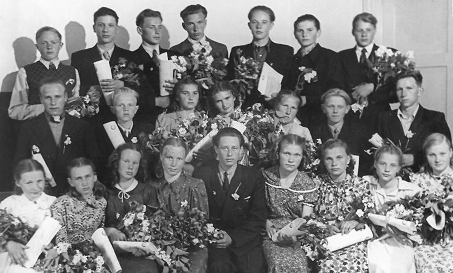 Fotol on Uusna seitsmeklassilise kooli 1954. aasta lõpetajad koos klassijuhataja Endel Velistega.