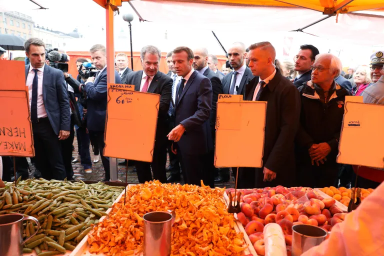Emmanuel Macron ja Sauli Niinistö Helsingi Kauppatori turuga tutvumas