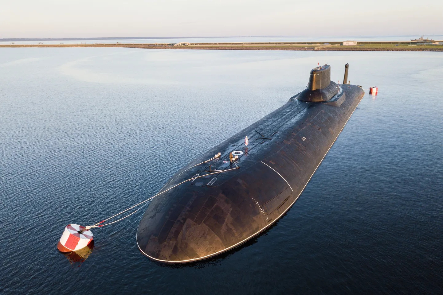 На снимке атомная подводная лодка «Дмитрий Донской», принимавшая участие в военно-морском параде в Санкт-Петербурге в 2017 году.