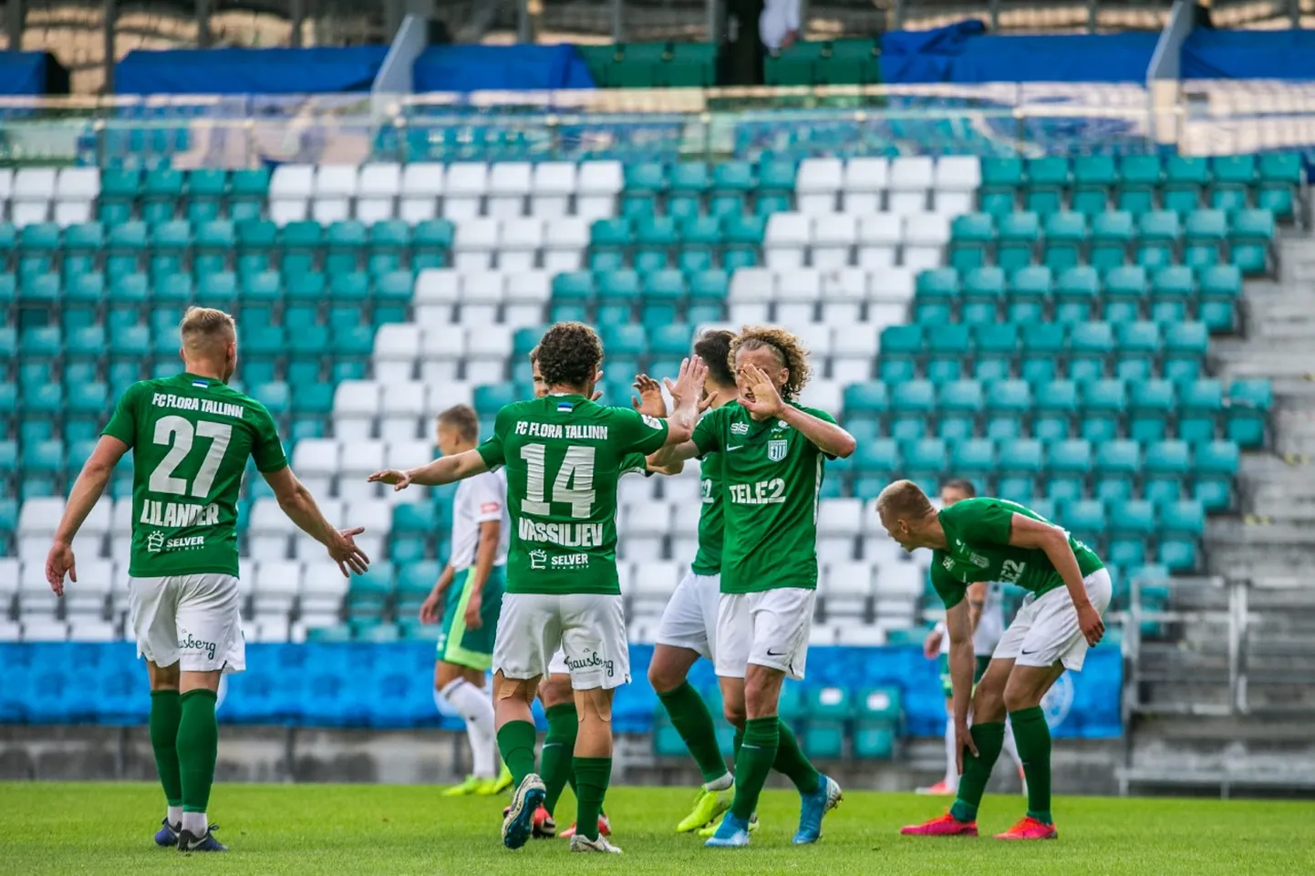 FC Flora mängijad väravat tähistamas.