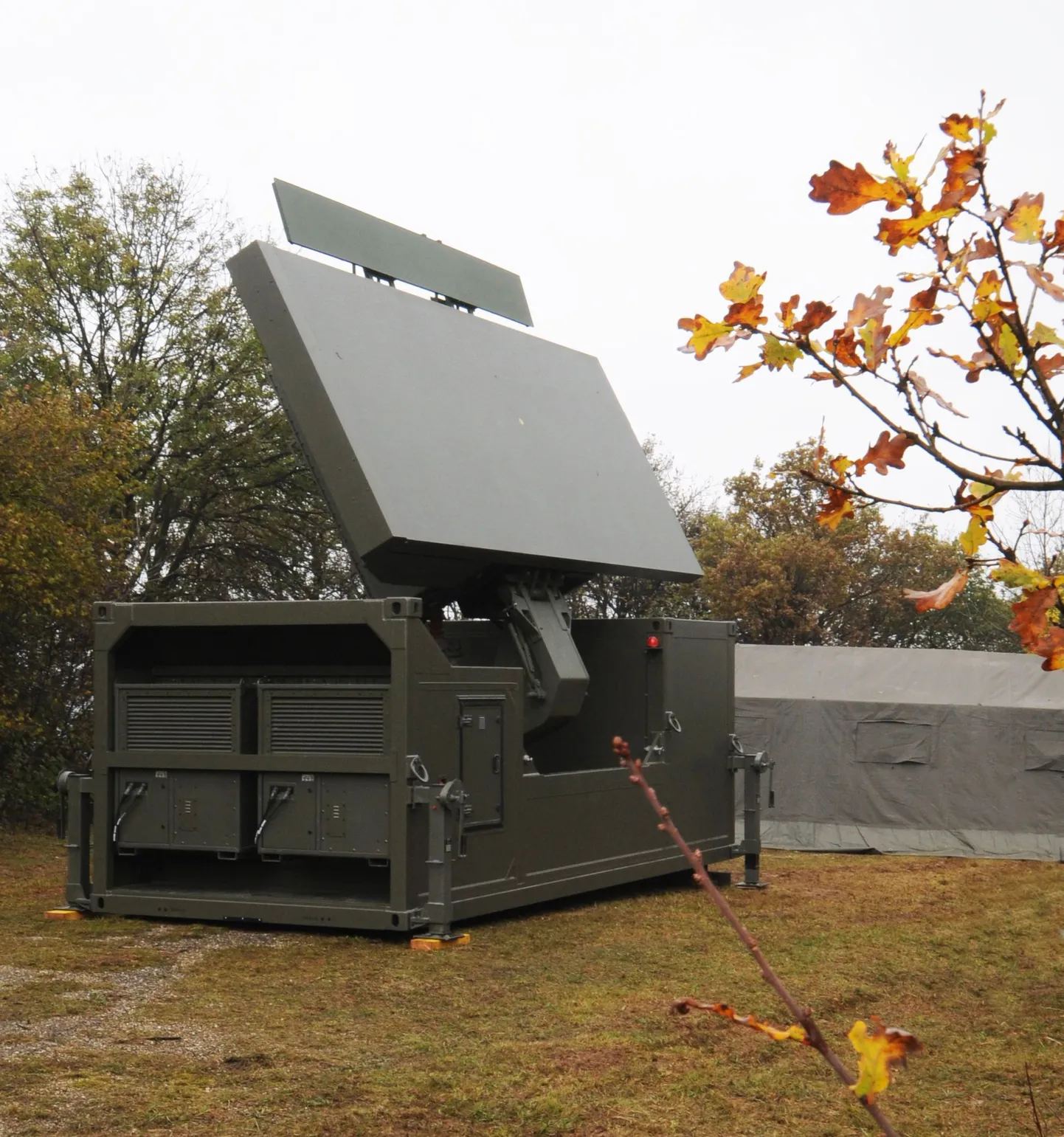 Selline näeb välja uus ja võimas Ground Master 400 radar. Foto on tehtud Prantsusmaal radarite valmistaja ThalesRaytheoni territooriumil.