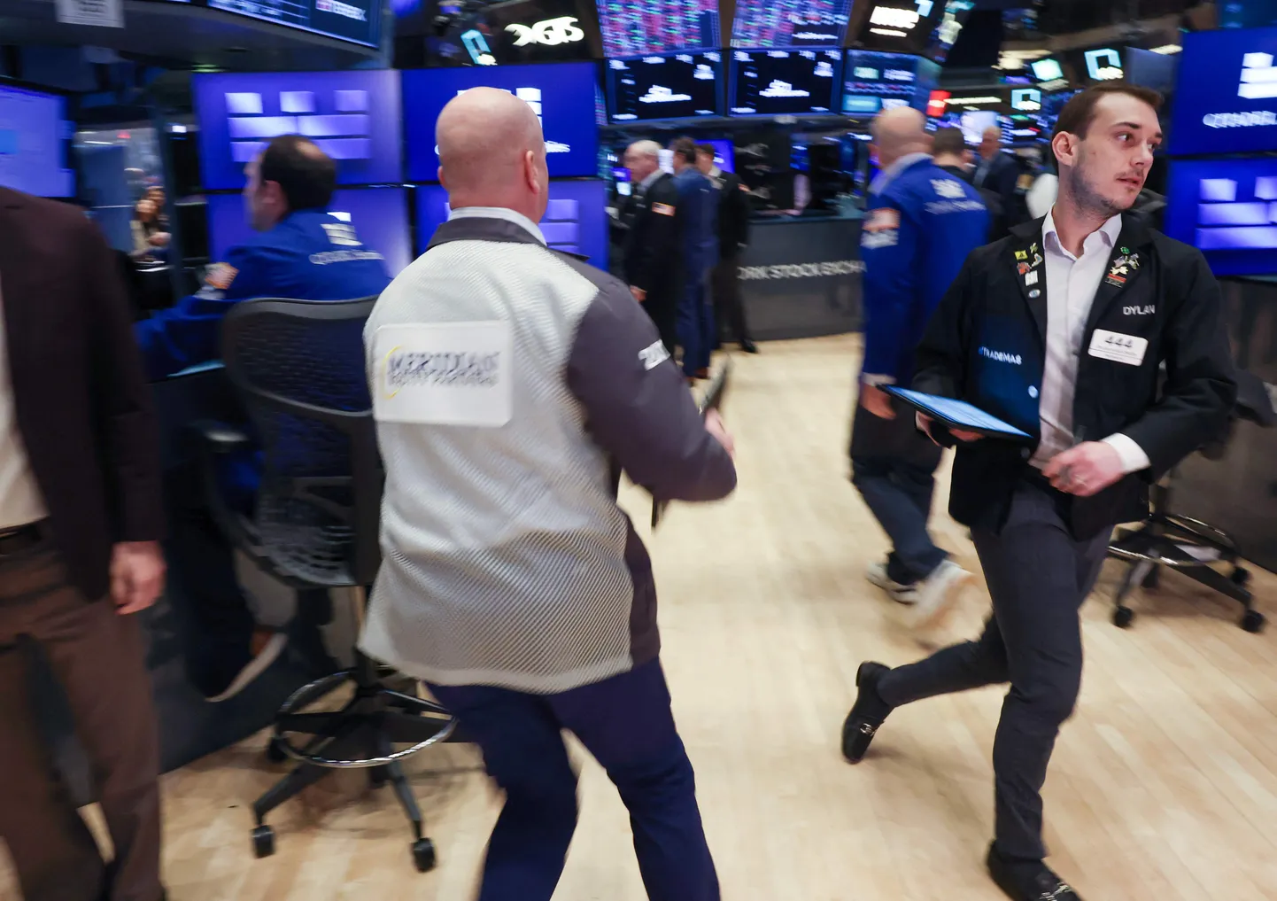 Esmaspäeval langesid aktsiad ülemaailmse müügisurve tõttu, mis oli tingitud hirmust, et Trumpi tariifid põhjustavad majanduslanguse. Fotol jooksevad NYSE kauplejad New Yorgis 7. aprillil 2025.